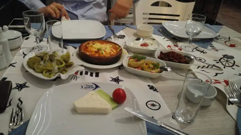 Lunch at an inexpensive cafe in Samsun
