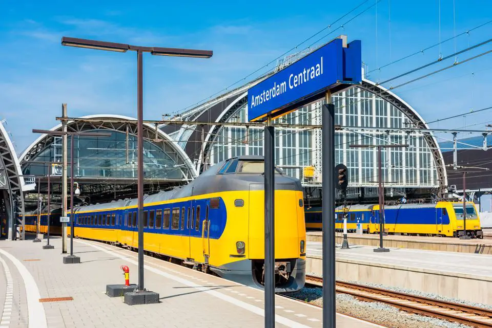 amsterdam airport to city center by train